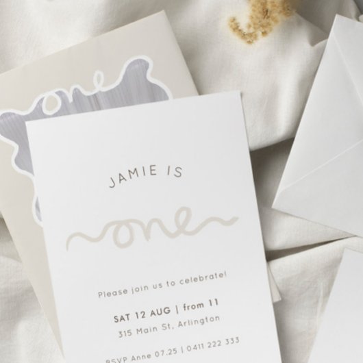 Fun & Simple Unisex First Birthday Beige Invite Kaart