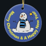 Fun Snowman in een Frosty Winter Scene Keramisch Ornament<br><div class="desc">Fun Snowman in een Frosty Winter Scene. Cartoon stijl illustratie van een sneeuwman met een windende zon die naar beneden schijnt. De blauwe achtergrond van de hemel voltooit het ontwerp. De boodschap luidt: "Vrolijk kerstfeest en een gelukkig nieuwjaar".</div>