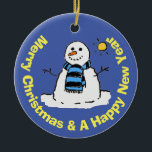 Fun Snowman in een Frosty Winter Scene Keramisch Ornament<br><div class="desc">Fun Snowman in een Frosty Winter Scene. Cartoon stijl illustratie van een sneeuwman met een windende zon die naar beneden schijnt. De blauwe achtergrond van de hemel voltooit het ontwerp. De boodschap luidt: "Vrolijk kerstfeest en een gelukkig nieuwjaar".</div>