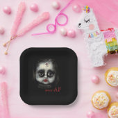 Fun Spooky AF Creepy Gothic Doll Face Halloween Papieren Bordje (Feest)