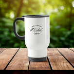 Fun Stylish Modern kan alcoholtypografie bevatten Reisbeker<br><div class="desc">Trendy,  grappig gezegde voor mok van koffie "Kan alcohol bevatten" in een stijlvolle moderne typografie op de mok van twee tonnen koffie. Perfect geschenk voor de echte liefhebber van het leven! Beschikbaar in veel meer binnenkleuren.</div>