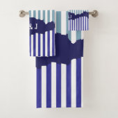 Fun Torn Stripes Blue Layered Initialen Bad Handdoek (Insitu)