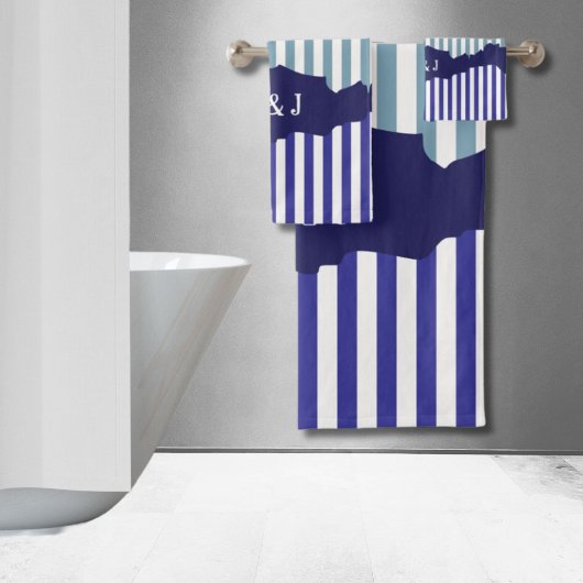 Fun Torn Stripes Blue Layered Initialen Bad Handdoek