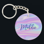 Fun Trendy Faux Iridescent Personalised w/ Name Sleutelhanger<br><div class="desc">Deze leuke en moderne sleutelhanger heeft een faux iriserende achtergrond in speelse tinten roze,  paars en blauw. Bovenop de achtergrond is het afbeelding jouw naam in modern kalligrafiekmanuscript. Het ontwerp is aan beide zijden hetzelfde. Maakt een geweldig cadeau voor iedereen - maar vooral voor een tiener!</div>