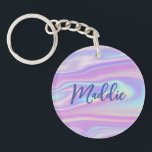 Fun Trendy Faux Iridescent Personalised w/ Name Sleutelhanger<br><div class="desc">Deze leuke en moderne sleutelhanger heeft een faux iriserende achtergrond in speelse tinten roze,  paars en blauw. Bovenop de achtergrond is het afbeelding jouw naam in modern kalligrafiekmanuscript. Het ontwerp is aan beide zijden hetzelfde. Maakt een geweldig cadeau voor iedereen - maar vooral voor een tiener!</div>