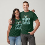 Fun Ugly Christmas Sweater Winter komt naar het Sh T-shirt<br><div class="desc">Ga in de vakantiestand met dit leuke lelijke kersttrui-thema T-shirt! Perfect voor bijpassende familie outfits,  het beschikt over een speels "Winter is Coming" ontwerp,  aanpasbaar met uw familienaam. Gezellig,  feestelijk en vol feestvreugde!</div>