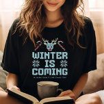 Fun Ugly Christmas Sweater Winter komt naar het Sh T-shirt<br><div class="desc">Ga in de vakantiestand met dit leuke lelijke kersttrui-thema T-shirt! Perfect voor bijpassende familie outfits,  het beschikt over een speels "Winter is Coming" ontwerp,  aanpasbaar met uw familienaam. Gezellig,  feestelijk en vol feestvreugde!</div>