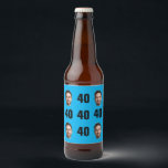 Fun Unique 40th Birthday Photo Cool Retro Bier Etiket<br><div class="desc">Leuke 40e verjaardag foto Bierflesetiketten in een retro vet lichtblauw ontwerp. Het jaar is aanpasbaar voor elk verjaardagsjaar! Om het uitsnijdeffect te krijgen, gebruikt u een png-bestand met de achtergrond al uitgesneden. Als dat niet het geval is, wordt de foto weergegeven als een cirkel met een eigen achtergrond, net als...</div>