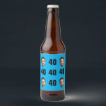 Fun Unique 40th Birthday Photo Cool Retro Bier Etiket<br><div class="desc">Leuke 40e verjaardag foto Bierflesetiketten in een retro vet lichtblauw ontwerp. Het jaar is aanpasbaar voor elk verjaardagsjaar! Om het uitsnijdeffect te krijgen, gebruikt u een png-bestand met de achtergrond al uitgesneden. Als dat niet het geval is, wordt de foto weergegeven als een cirkel met een eigen achtergrond, net als...</div>