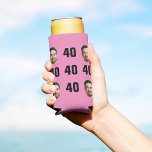 Fun Unique 40th Birthday Photo Cool Retro Seltzer Blikjeskoeler<br><div class="desc">Leuke 40e verjaardagsfoto seltzer koelbox in een retro gewaagd roze design. Het jaar is aanpasbaar voor elk verjaardagsjaar! Om het uitsnijdeffect te krijgen, gebruikt u een png-bestand met de achtergrond al uitgesneden. Als dat niet het geval is, wordt de foto weergegeven als een cirkel met een eigen achtergrond, net als...</div>