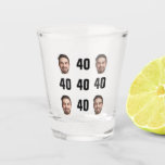Fun Unique 40th Birthday Photo Cool Retro Shot Glas<br><div class="desc">Fun,  40ste verjaardagsfoto,  fotoglas in een retro-patroonontwerp. Het jaar is aanpasbaar aan elk jaar van de verjaardag! Gebruik een png-bestand met achtergrond al uitgesneden om het uitsnijdingseffect te verkrijgen. Als niet,  zal de foto als cirkel verschijnen die door het zijn eigen achtergrond,  enkel zoals de voorproef shows wordt omringd.</div>