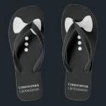 Fun White Bow Stropdas on Black Cute Groomsman Wed Teenslippers<br><div class="desc">Deze teenslippers zijn grappig en leuk,  en een geweldige manier om de groomsmen te bedanken op je bruiloft. Ze zijn voorzien van een schattig moktuxedo-ontwerp met een wit boegvormig stropdas en knoppen bovenaan en zijn naam en titel eronder.</div>