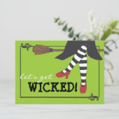 Fun Wyed Witch op Broom Halloween Party Kaart (Staand voorkant)