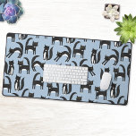 Fun Zwart-wit Tuxedo Cat Patroon Blauw Bureaumat<br><div class="desc">Schattigee zwarte en witte smoking katten gaan over hun zaken. Een leuk patroon op een blauwe achtergrond,  perfect voor dier- en dierenliefhebbers. Originele versie door Nic Squirrell.</div>