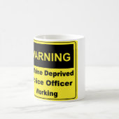 Functionaris van de politie van de affeine koffiemok (Center)