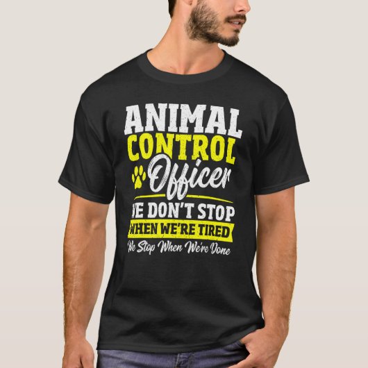 Functionaris voor de dierencontrole bij een reddin t-shirt (Voorkant)
