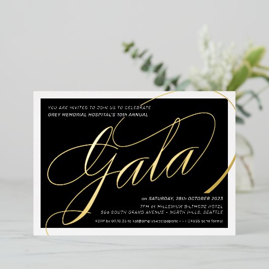 FUNCTIONERENDE GALA elegant calligrafie zwart goud Folie Uitnodiging (Staand Voorkant)