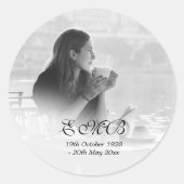 Funeral Memorial Overlay Foto Simple Monogram Ronde Sticker (Voorkant)