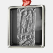 Funerary stela die een dokter voorstelt metalen ornament (Links)