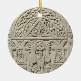 Funerary stela met een duif of adelaar, 8e tot 9e keramisch ornament