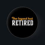Fungerend gepensioneerd pensioen De legende is in  Ronde Button 5,7 Cm<br><div class="desc">De legende is uitgehongerd. Grappig en grappig design voor gepensioneerden. Koel noodlijdende en  koopwaar voor kantoor- en afscheidingspartij. Ideaal voor gepensioneerde collega's,  collega's,  baas,  kantoormanager,  detailhandelaar,  uitvoerend directeur,  verpleegkundige,  leraar,  arts of ingenieur. Geweldig kerstcadeau en verjaardagscadeau voor vader en opa. De achtergrondkleur kan aan uw gewenste kleur worden aangepast.</div>