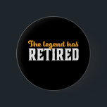 Fungerend gepensioneerd pensioen De legende is in  Ronde Button 5,7 Cm<br><div class="desc">De legende is uitgehongerd. Grappig en grappig design voor gepensioneerden. Koel noodlijdende en  koopwaar voor kantoor- en afscheidingspartij. Ideaal voor gepensioneerde collega's,  collega's,  baas,  kantoormanager,  detailhandelaar,  uitvoerend directeur,  verpleegkundige,  leraar,  arts of ingenieur. Geweldig kerstcadeau en verjaardagscadeau voor vader en opa. De achtergrondkleur kan aan uw gewenste kleur worden aangepast.</div>
