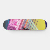 Funky 80s roze boombox met palmbomen persoonlijk skateboard (Horizontaal)