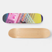 Funky 80s roze boombox met palmbomen persoonlijk skateboard (Horizontaal)