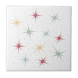 Funky Atomic Starbursts midden eeuw 1950 Tegeltje<br><div class="desc">Schimmelig je betegelproject met dit geweldige atoomtijdperk dat midden eeuwse keramische tegels begon te breken. Dit ontwerp kenmerkt starbursts in rood,  blauw,  groen,  en geel en geaccentueerd met zwarte stippen.</div>