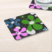 Funky bloemen in groen, roze en blauw kartonnen onderzetters (Schuin)