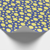Funky gele cirkels op blauw inpakpapier (Hoek)