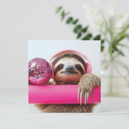 Funky Luiaard met Roze Hoofdtelefoon en Disco Ball Feestdagenkaart (Staand voorkant)