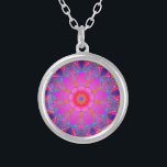 Funky Mandala Zilver Vergulden Ketting<br><div class="desc">Funky psychedelic mandala in warme roze,  paarse en heldere blauwe ronddraaiende design met fractal,  traanval,  bloempitten en zonnestraalvormen.</div>