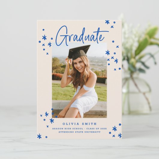 Funky Modern Bright Blue Afstuderen aangekondigd Kaart (Staand voorkant)