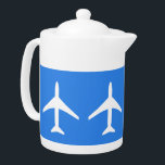 Funky Plane Airplane Pilot Aviation Flying Sky Theepot<br><div class="desc">Funky White Plane Blue Background Teapot / Tea Pot om je collectie thuis/kantoor drinkware toe te voegen. Een cool cadeau/cadeauidee voor iedereen die van aangepast ontwerp houdt,  positieve beelden,  lucht,  vliegen,  luchtvaart,  enz. Airways,  luchtvaartmaatschappijen,  lucht.</div>