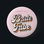 Funky Retro  Bride Tribe Bachelorette Ronde Button 5,7 Cm<br><div class="desc">Funky Retro Geïnspireerde Bachelorette-knop voor de bruidstrip van de bruid - met vrolijke retrokleuren en jouw tekst van keuze. Een leuke , kleurrijke en gelukkige vormgeving met "Bride Tribe" en aanpasbare tekst. U kunt zelfs de kleuren van de letters veranderen als u wilt! Overeenkomende feestartikelen zijn beschikbaar in mijn winkel...</div>