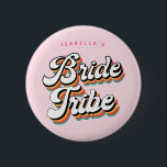 Funky Retro  Bride Tribe Bachelorette Ronde Button 5,7 Cm<br><div class="desc">Funky Retro Geïnspireerde Bachelorette-knop voor de bruidstrip van de bruid - met vrolijke retrokleuren en jouw tekst van keuze. Een leuke , kleurrijke en gelukkige vormgeving met "Bride Tribe" en aanpasbare tekst. U kunt zelfs de kleuren van de letters veranderen als u wilt! Overeenkomende feestartikelen zijn beschikbaar in mijn winkel...</div>