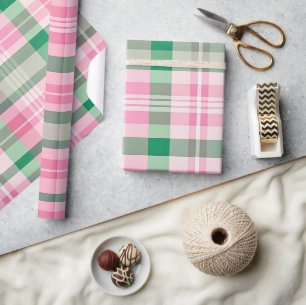 Funky roze en groen geruite tartanpatroon cadeaupapier