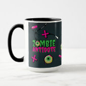 Funky Schattige Funny Ghoulish Zombie Antidote Pun Mok (Links)