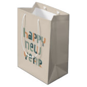 Funky Typografie Happy Nieuwjaarsdesign Medium Cadeauzakje (Achterkant Gekanteld)