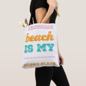 Funky typography Beach is mijn gelukkige plek Tote Bag (Dichtbij)