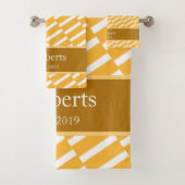 Funky Yellow Pattern Familienaam en Year Modern Bad Handdoek (Insitu)