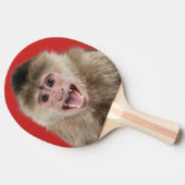 Funnige aap met tweekleppige mond met bal in mond tafeltennisbatje (Zijkant)