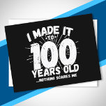Funny 100th Birthday Quote Sarcastic 100 Year Old Briefkaart<br><div class="desc">Dit grappige 100e verjaardagsontwerp maakt een geweldige sarcastische humor grap of een nieuw cadeau voor een 100-jarig verjaardagsthema of een verrassend 100e verjaardagsfeestje! Kenmerken "Ik heb het gemaakt tot 100 jaar oud.. Niets maakt me uit" grappige 100ste verjaardagsmeme die veel lacht zal krijgen van familie, vrienden, partijgasten en de verjaardagsjongen...</div>