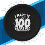 Funny 100th Birthday Quote Sarcastic 100 Year Old Papieren Bordje<br><div class="desc">Dit grappige 100e verjaardagsontwerp maakt een geweldige sarcastische humor grap of een nieuw cadeau voor een 100-jarig verjaardagsthema of een verrassend 100e verjaardagsfeestje! Kenmerken "Ik heb het gemaakt tot 100 jaar oud.. Niets maakt me uit" grappige 100ste verjaardagsmeme die veel lacht zal krijgen van familie, vrienden, partijgasten en de verjaardagsjongen...</div>