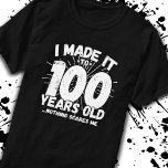 Funny 100th Birthday Quote Sarcastic 100 Year Old T-shirt<br><div class="desc">Dit grappige 100e verjaardagsontwerp maakt een geweldige sarcastische humor grap of een nieuw cadeau voor een 100-jarig verjaardagsthema of een verrassend 100e verjaardagsfeestje! Kenmerken "Ik heb het gemaakt tot 100 jaar oud.. Niets maakt me uit" grappige 100ste verjaardagsmeme die veel lacht zal krijgen van familie, vrienden, partijgasten en de verjaardagsjongen...</div>