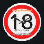Funny 18th Birthday Joke 18 Road Sign Speed Limit Grote Klok<br><div class="desc">Funny 18th Birthday Joke 18 Road Sign Speed Limit Clock. Tijd gaat voorbij! Geef deze geweldige 18-jarig klok met aanpasbaar leeftijdnummer "18" en aanpasbare teksten "Happy Birthday" en "Better Start Slate Down!". Deze geweldige 18e verjaardagsklok is volledig aanpasbaar,  voeg jouw tekst en afbeeldingen toe!</div>