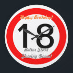 Funny 18th Birthday Joke 18 Road Sign Speed Limit Grote Klok<br><div class="desc">Funny 18th Birthday Joke 18 Road Sign Speed Limit Clock. Tijd gaat voorbij! Geef deze geweldige 18-jarig klok met aanpasbaar leeftijdnummer "18" en aanpasbare teksten "Happy Birthday" en "Better Start Slate Down!". Deze geweldige 18e verjaardagsklok is volledig aanpasbaar,  voeg jouw tekst en afbeeldingen toe!</div>