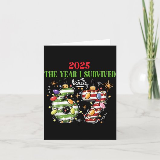 Funny 2025 The Year I Survived Barely 67 Christmas Kaart (Voorkant)