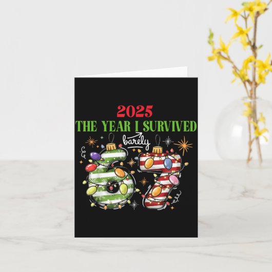 Funny 2025 The Year I Survived Barely 67 Christmas Kaart (Gele Bloem)